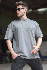 Read more about the article What to Wear With Men’s Plain T-Shirts: Tips to Style in Different Ways