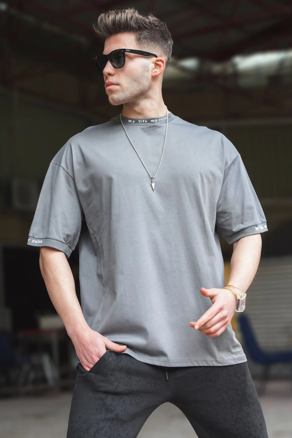 You are currently viewing What to Wear With Men’s Plain T-Shirts: Tips to Style in Different Ways